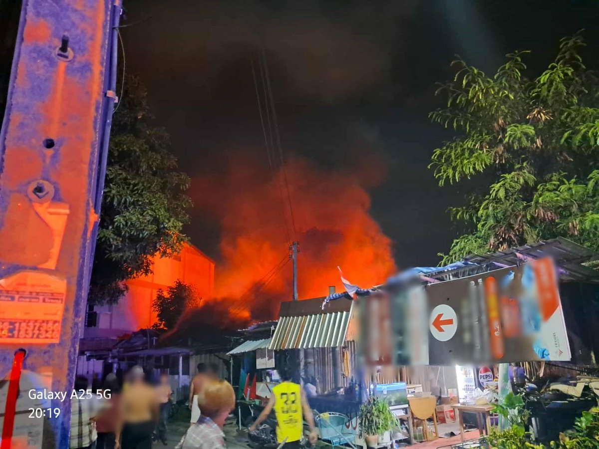 เวลา 20.29 น. เหตุเพลิงไหม้บ้านเรือนประชาชน ภายในซอยรามอินทรา 65 แยก 2-2-10 ขณะนี้เพลิงสงบ เบื้องต้นเพลิงลุกไหม้ประมาณ 4 หลังคาเรือน รายละเอียดเพิ่มเติมอยู่ระหว่างการตรวจสอบ 
#ไฟไหม้ #ไฟไหม้บ้าน
Cr.อาสาร่วมด้วยคุ้มภัย 026 ,ศูนย์วิทยุพระราม199