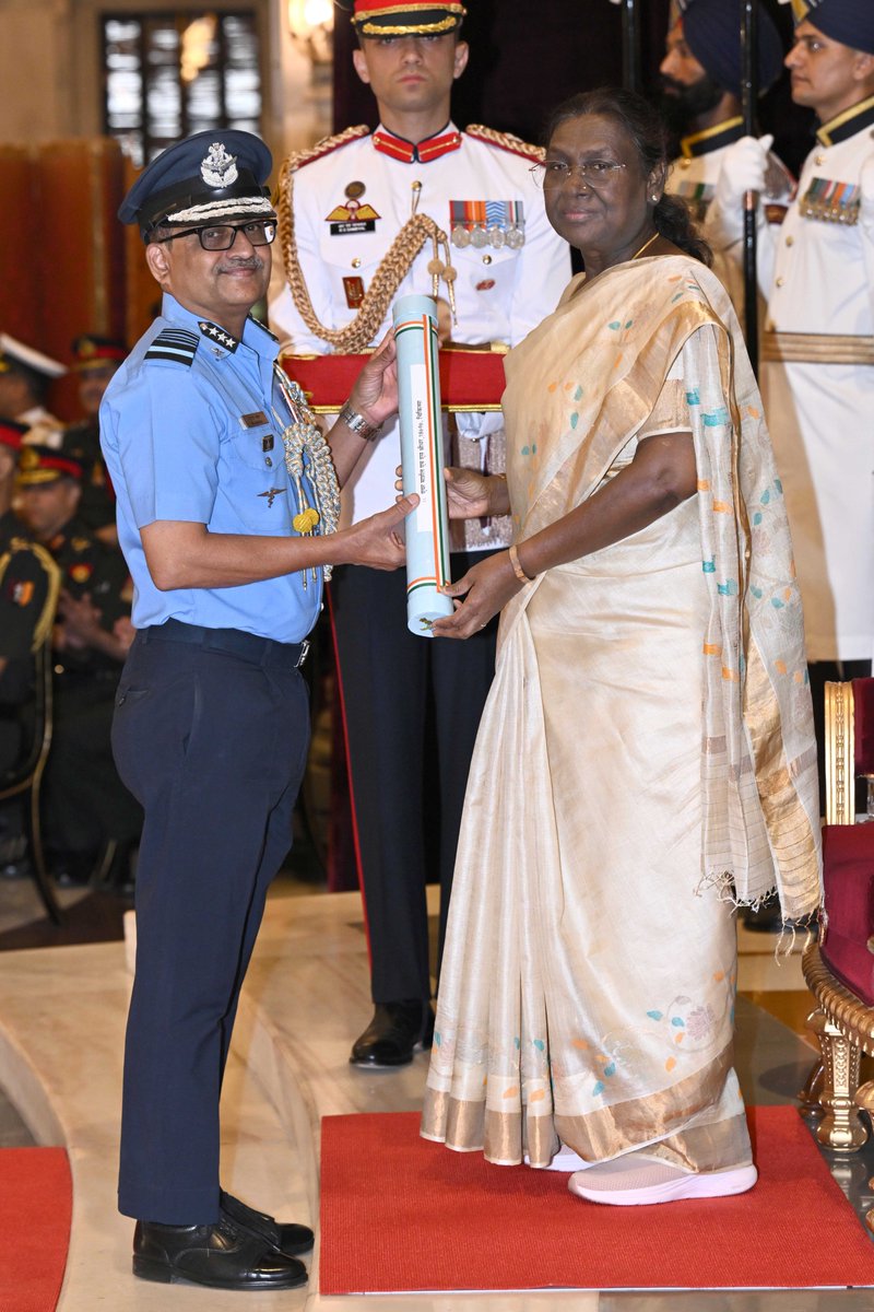 rashtrapatibhvn's tweet image. President Droupadi Murmu presented Ati Vishisht Seva Medal to:

· Vice Admiral Chempakvilas Rammohan Praveen Nair

· Air Marshal Venkataramanan Rajasekhar, Aeronautical Engineering (Electronics)

· Air Marshal M S Sridhar, Medical