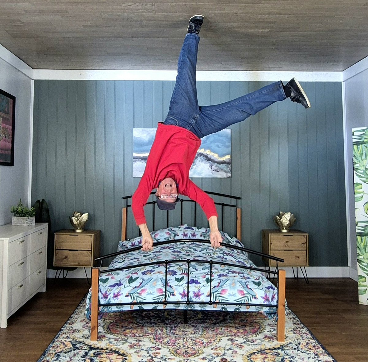 THE BAYLY BRUNCH is #UpsideDown 🎶 10am Thursday <a href="/SomerValleyFM/">🔊 Somer Valley FM</a> local summer attractions 🎙Alt news and tunes 🐧💩  #penguin poo saves #antartica 🕙 join Rob on his head 🙃