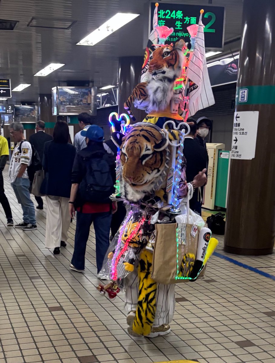札幌駅に凄い阪神ファンがいたwwwwwwwwwww