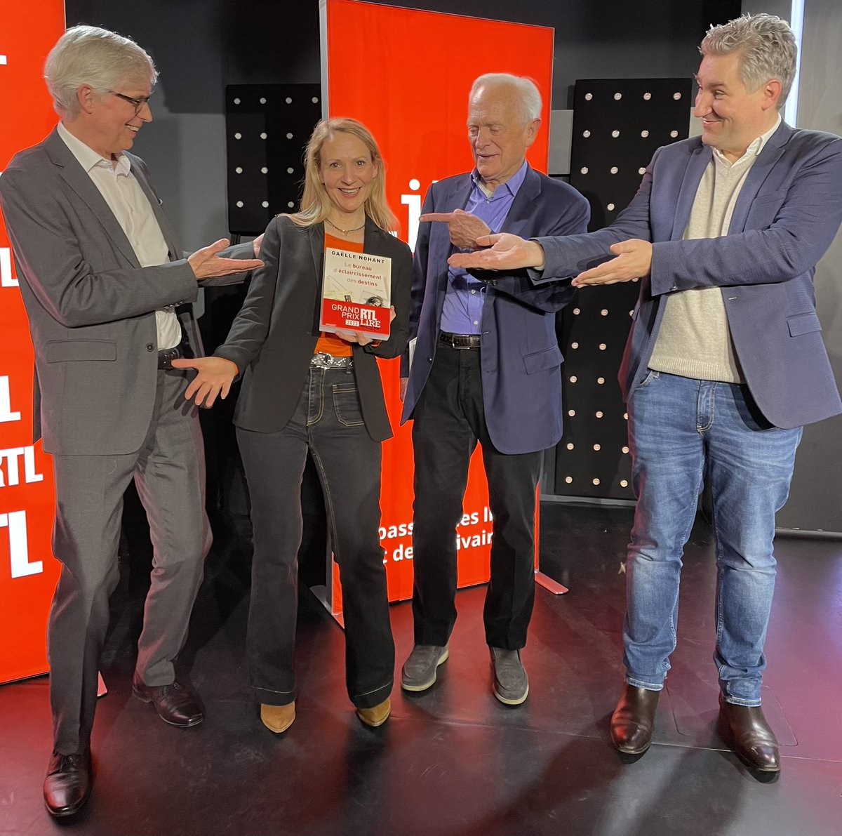 Bernard Lehut (@bernardlehut) on Twitter photo Tant de souvenirs partagés avec Philippe Labro au long de la belle aventure du <a href="/PrixRTLLire_ML/">Grand Prix RTL-Lire Magazine</a>. Je garde celui-ci, si joyeux, en 2023 avec la lauréate <a href="/GaelleNohant/">NOHANT Gaelle</a> et <a href="/LigerBaptiste/">Baptiste Liger</a>. Tant de souvenirs partagés avec Philippe Labro au long de la belle aventure du <a href="/PrixRTLLire_ML/">Grand Prix RTL-Lire Magazine</a>. Je garde celui-ci, si joyeux, en 2023 avec la lauréate <a href="/GaelleNohant/">NOHANT Gaelle</a> et <a href="/LigerBaptiste/">Baptiste Liger</a>.