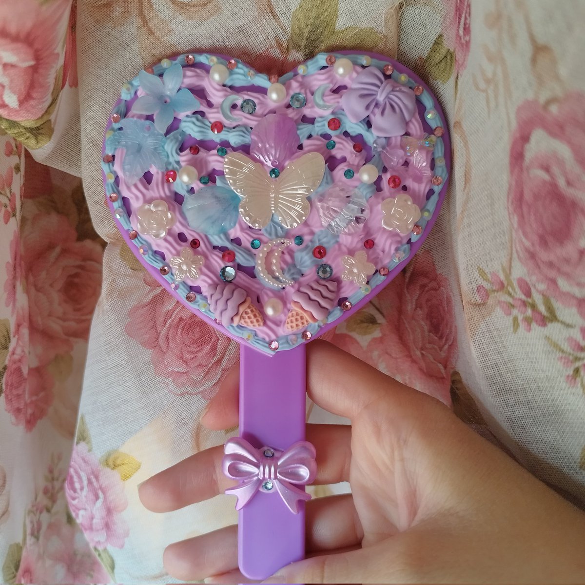 Vivtoploader's tweet photo. Heart deco mirror cream glue,  purple and blue 💜🩵
Also perfect as a gift for someone special 
• price 4.50€ + shipping 
Buy contacting me in dm
Request on commission or customized, (go open on the page)
#toploaderdeco #toploader #toploaderkpop #kpopshop
#deco #creamglue https://t.co/18wAsKLGUW