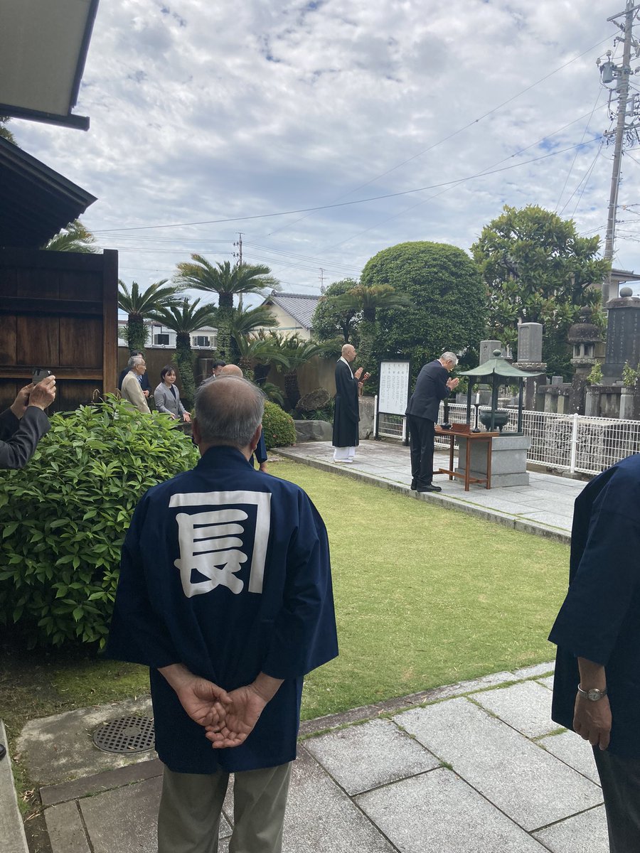 jirochoPR's tweet photo. 毎年、次郎長翁の命日(6\12)近くで開催され、当会の総会が本日執り行われましたそれに先立ち梅䕃寺ご住職による読経と当会役員と総会参加者による供養墓参が行われました。総会終了後の研修会では、『次郎長がグラント将軍を接待？』と題して山本副会長が講演されました https://t.co/7Q9kuTtqz3