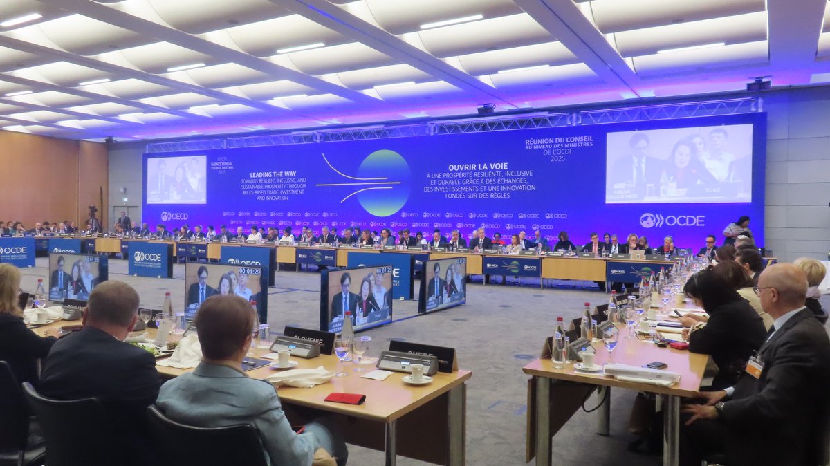 🚨 AI workplace surveillance is now widespread - 55% of US companies now monitor worker communications.

At the OECD MCM’s AI governance session today, TUAC pushed for legally binding rules to protect workers’ rights and ensure they have a voice in how AI is deployed.