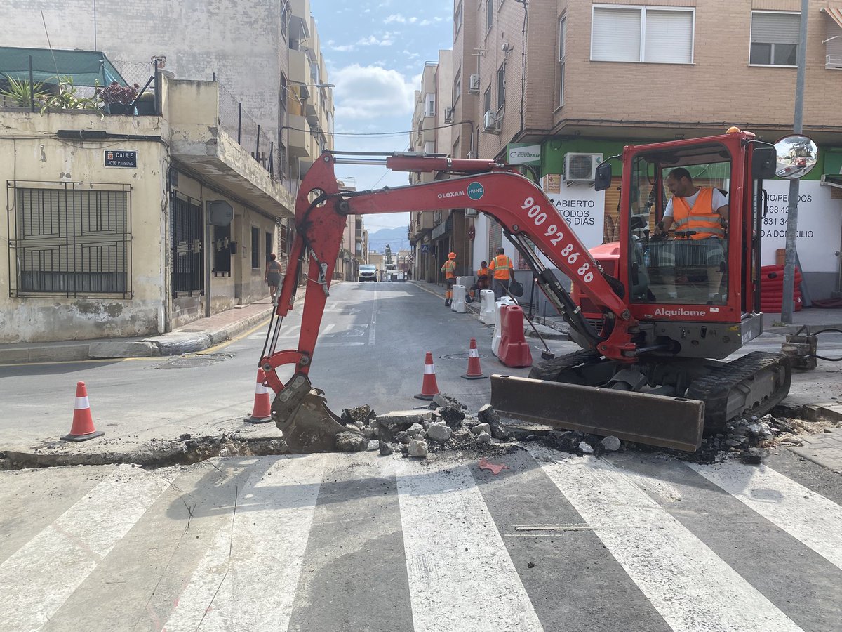 Karonline85's tweet photo. Esta semana han comenzado la obra del semáforo del cruce Dr.Fleming con José Paredes y por lo que, la línea 29 se verá afectada por lo que se han suprimido varias paradas.

Gracias al Concejal Jose Fco. Muñoz por hacer realidad esta petición tan beneficiosa y segura para tod@s. https://t.co/GtMgQBkARA