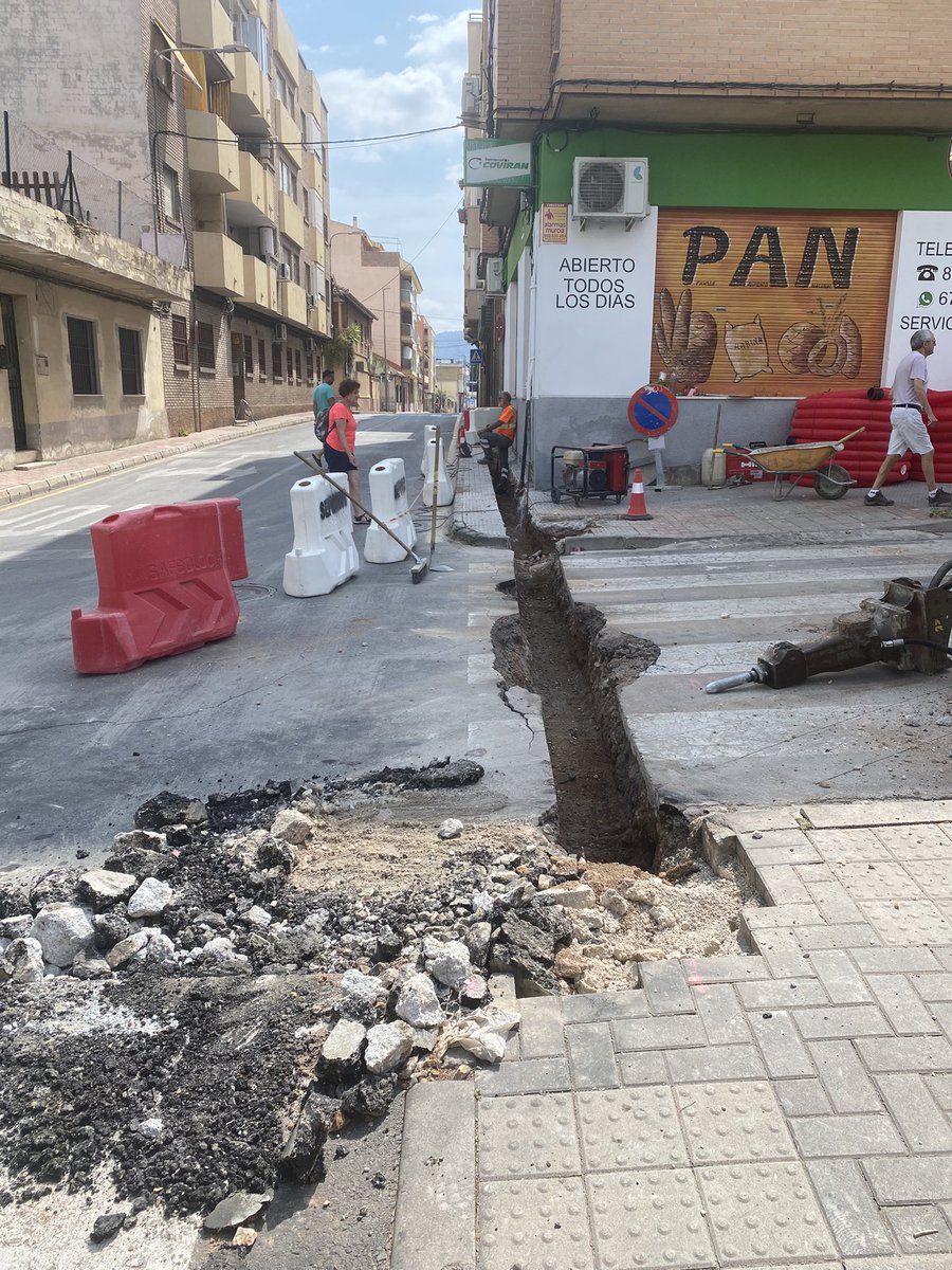 Karonline85's tweet photo. Esta semana han comenzado la obra del semáforo del cruce Dr.Fleming con José Paredes y por lo que, la línea 29 se verá afectada por lo que se han suprimido varias paradas.

Gracias al Concejal Jose Fco. Muñoz por hacer realidad esta petición tan beneficiosa y segura para tod@s. https://t.co/GtMgQBkARA