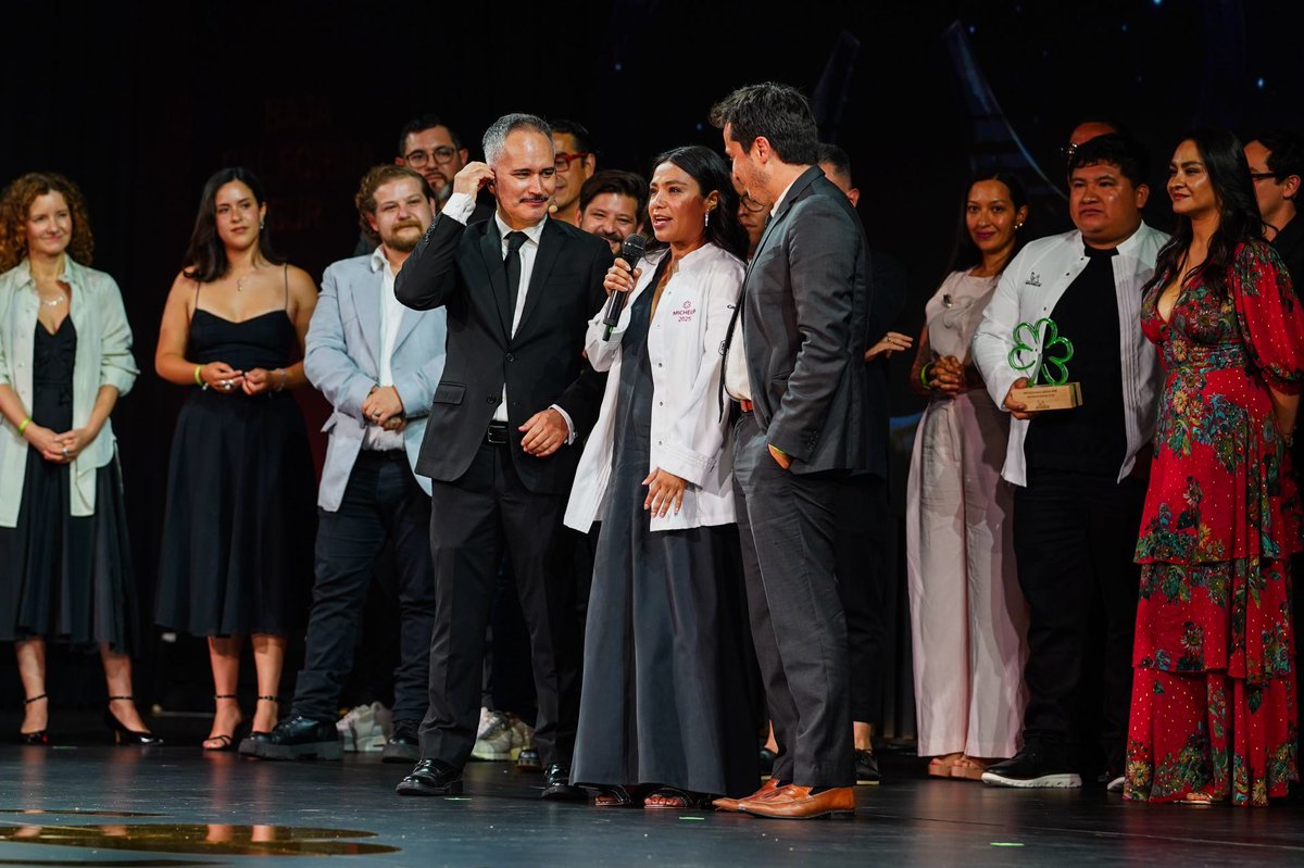 ELDEBATE's tweet photo. México sabe a estrella, a estrella #MichelinGuideMX ⭐🍽️ 
La Guía Michelin México 2025 reafirma la excelencia culinaria del país al mantener las estrellas otorgadas en 2024 e incluir nuevos galardones. Restaurantes como Máximo, Masala y Maíz, Expendio de Maíz en CDMX, y Olivea y Lunario en Baja California se suman a la lista de premiados, elevando el total a 23 establecimientos con estrellas Michelin.
Además, se reconocieron proyectos sustentables con la estrella verde, destacando a Baldío en CDMX y Olivea en Baja California. Premios especiales fueron otorgados a figuras destacadas de la gastronomía, como Giuseppe Lacorazza de Fugaz en CDMX, quien recibió el Premio al Chef Joven.

Fotos: CUARTOSCURO