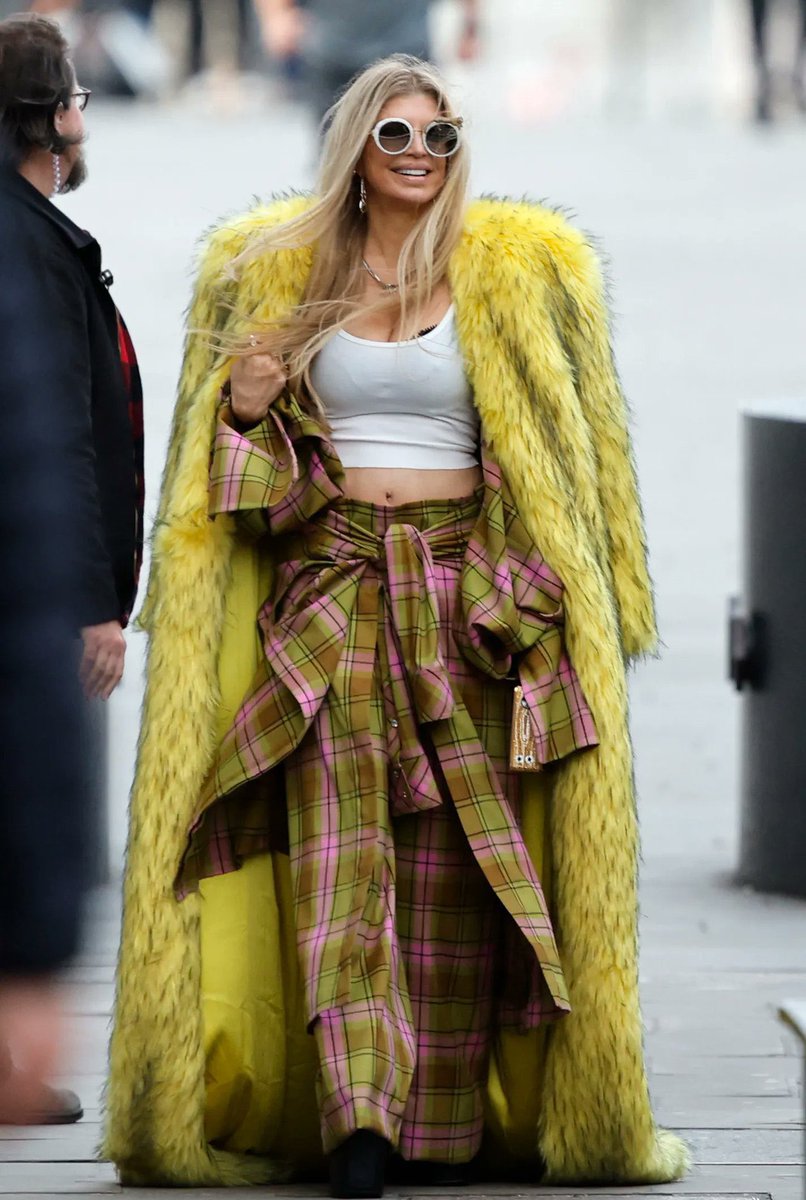 fergie was spotted at london bridge in the UK re-shooting her