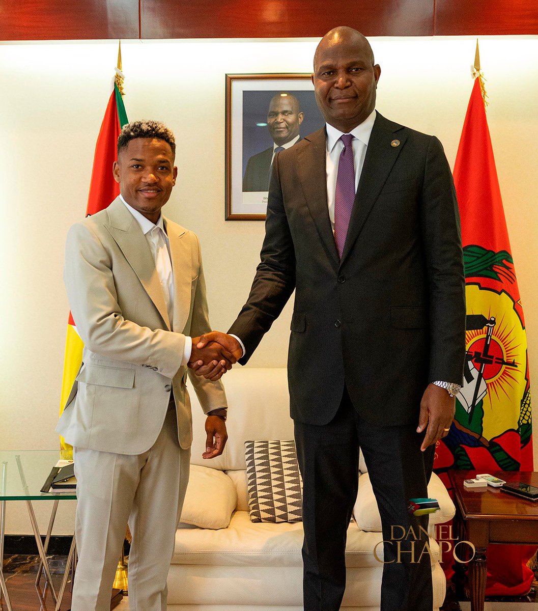 Caros Compatriotas, 

Recebemos hoje, 04 de Junho, no Palácio da Presidência, o futebolista internacional moçambicano Geny Catamo, jogador do Sporting Clube de Portugal, que, recentemente, conquistou o título de bicampeão nacional da Primeira Liga Portuguesa.

Obrigado, Geny, por