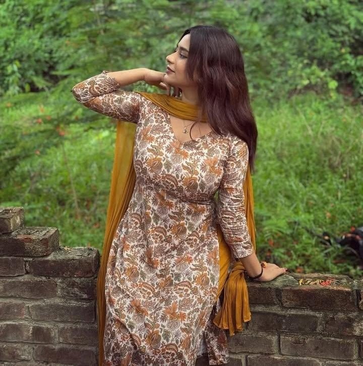 तू भौंरा सा मंडराता रह, मैं गुलाब की पंखुड़ियों की तरह निखर जाऊँ..!

कोई तोड़ ना ले मुझे तेरी बाग़ से, मैं मुरझाकर तेरी बाहों में बिखर जाऊँ..!!

#ritu