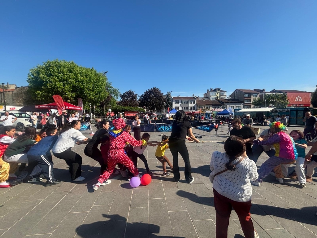 2025 Aile Yılı’na Sporla Renkli Bir Dokunuş
2025 yılının "Aile Yılı" ilan edilmesi sebebiyle Rekreasyon Bölümü ve Antrenörlük Eğitimi bölümünün katkılarıyla düzenlenen "Spor Şenliği ve Aile Festivali", renkli ve coşkulu anlara sahne oldu.