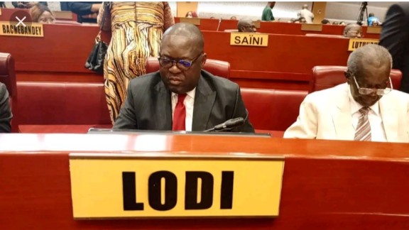 Personne ne passera sans aimer cette photo élévateur, de la classe politique au Sankuru Senateur, JULES LODI EMONGO 
 partisan d'une révolution politique, 
 personne qui croit en la révolution comme moyen d'apporter un changement.
 bulldozer  Du Sankuru
  Tracteur politique.