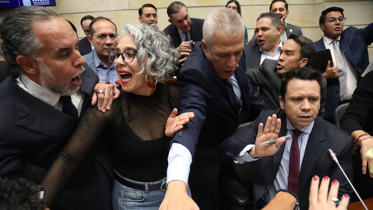 La votación sobrela consulta en el Senado no existió. 
Aquí se discutía vehementemente sobre la no convocatoria de Dayro a la selección.