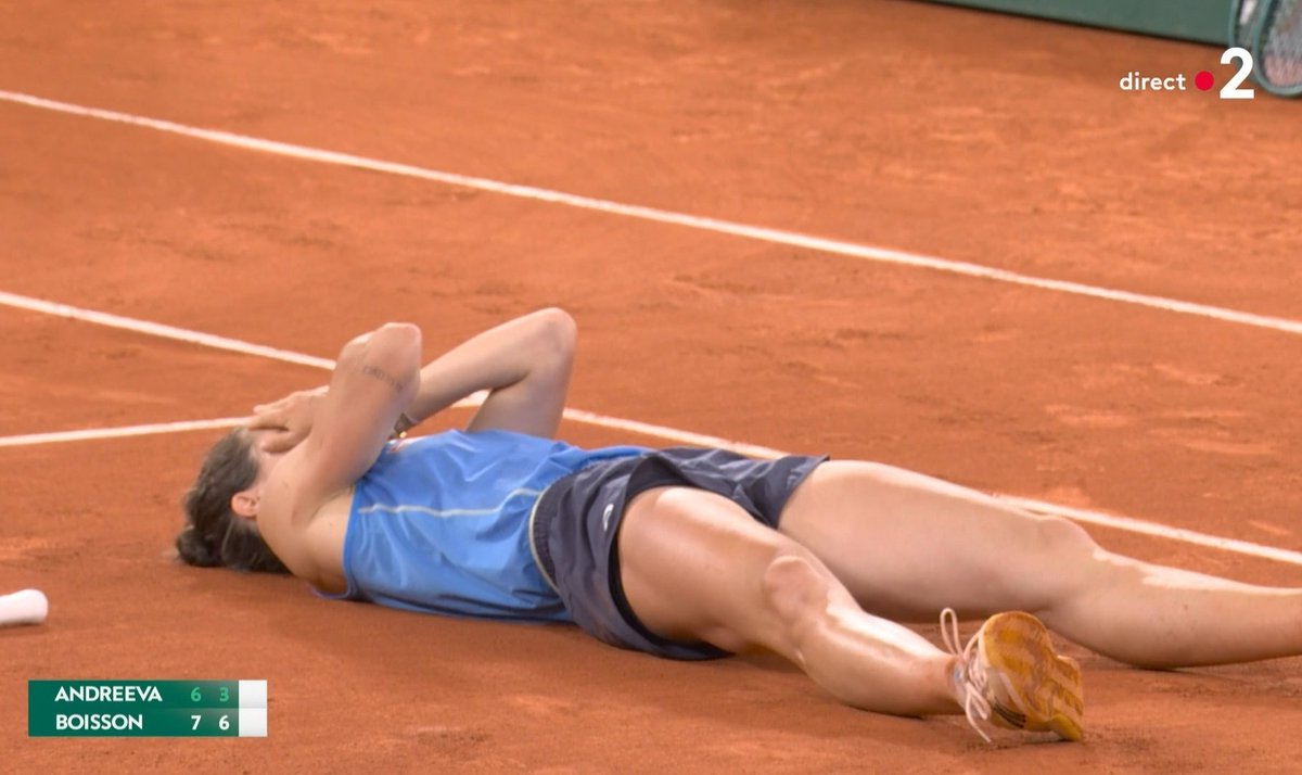 LOIS BOISSON 🇫🇷 EST GIGANTESQUE 

QUALIF EN 1/2 DE ROLAND GARROS 🇫🇷, C'EST FOU, INCROYABLE 

AUCUN MOT POUR DECRIRE L'EXPLOIT, JUSTE MERCI, ET RESPECTT 

BRAVO CHAMPIONNE