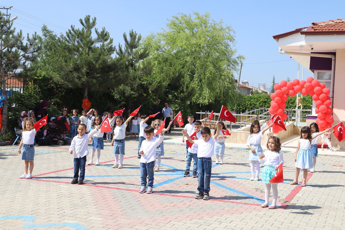 📍Çobanlar Anaokulu Mezuniyet Töreni

Kaymakamımız Nazmi Yücel ve Belediye Başkanı Ali Altuntaş, ile Çobanlar Anaokulu’nda düzenlenen mezuniyet törenine katılarak minik öğrencilerimizin heyecanına ortak oldular.