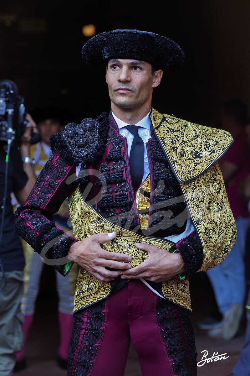 ¿Qué pensamientos cruzan la mente de un torero cuando el silencio es más estruendoso que el rugir de la plaza y la vida cuelga de un hilo fino como el temple de su muleta? 

Pablo Aguado