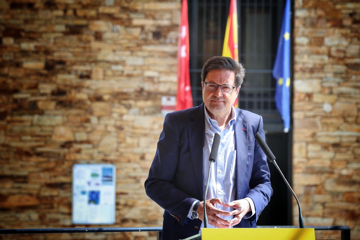 Ministerio Transformación Digital Función Pública (@mintradigital) on Twitter photo "Este Gobierno apuesta por la cohesión territorial y por eso hemos diseñado programas que permitirán incrementar la cobertura 5G en los municipios más pequeños"
El ministro <a href="/oscarlopeztwit/">Oscar López Agueda</a> en la presentación del Informe en Robregordo. "Este Gobierno apuesta por la cohesión territorial y por eso hemos diseñado programas que permitirán incrementar la cobertura 5G en los municipios más pequeños"
El ministro <a href="/oscarlopeztwit/">Oscar López Agueda</a> en la presentación del Informe en Robregordo.