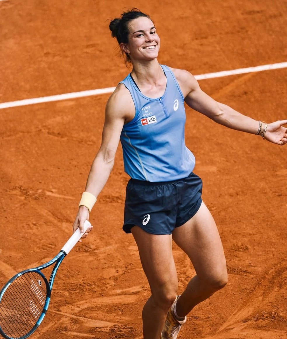RomainNextGen's tweet image. N°361 avant le début du tournoi, Lois Boisson 🇫🇷 sera 65 ème, et avec 690 000 euros minimum en poche. 

La magie de Roland Garros, c&apos;est mérité, mais ça change une saison, une carrière, une vie. 

RESPECT 🇫🇷😍

📸 @FFTennis
