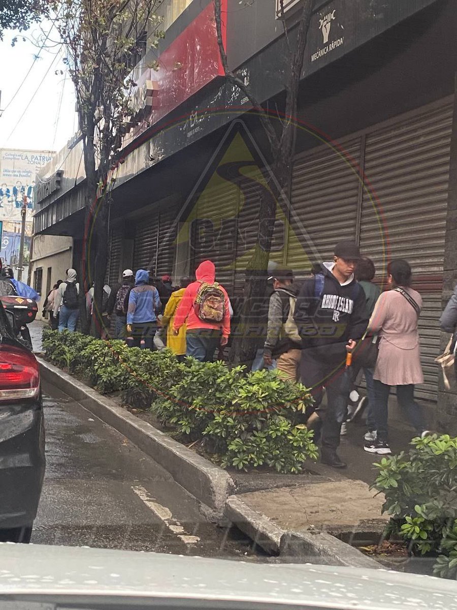 MOTORES APAGADOS 😰😔🚗🚕

Tráfico intenso en dirección sur, #CarreteraAlAtlántico se encuentra totalmente colapsada y automovilista han tenido que apagar motores. Algunas personas han decidido bajar del autobús y caminar para poder llegar a su lugar fe trabajo.