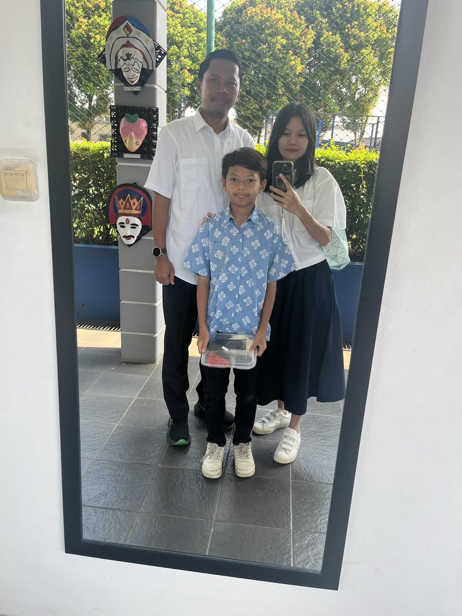 serlycely's tweet photo. Katanya Writing workshop-Wws terakhir di SD. Mengsediiii. Ga kerasa udah mau kelas 6 aja 🥲
Judul buku nya K : Akhirnya, Ketemu! Ceritanya bikin penasaran walaupun dalam bahasa anak-anak yg lugas. https://t.co/O0WVKOtBIv
