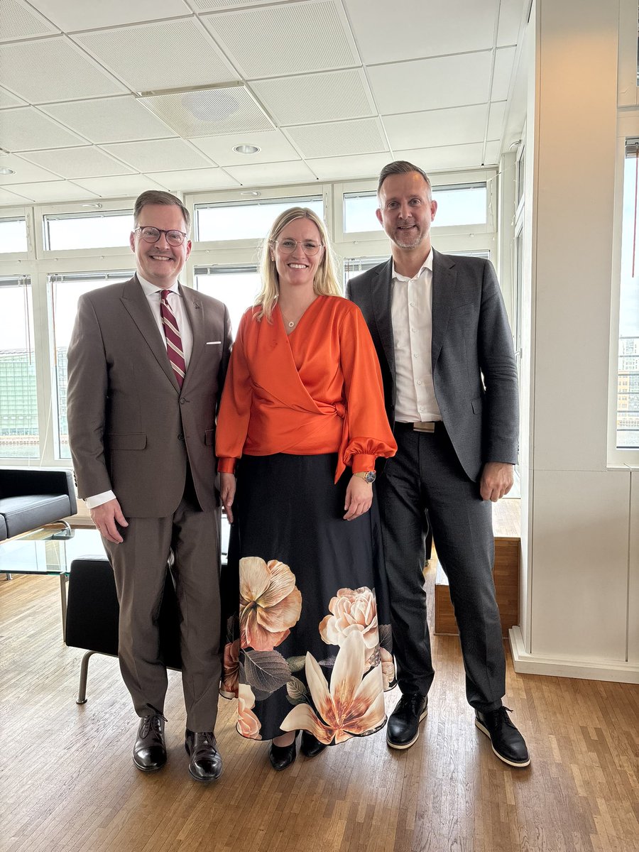 SMVdanmark (@smvdanmark) on Twitter photo Tak til <a href="/stephanie_lose/">Stephanie Lose</a> for virkelig god dialog på vores bestyrelsesmøde i dag!
Om mindre bureaukrati og en mere effektiv offentlig sektor.
Om at træffe kloge, langsigtede økonomiske beslutninger.
Om det kommende danske EU-formandskab og regelforenkling i både #dkpol og #eupol Tak til <a href="/stephanie_lose/">Stephanie Lose</a> for virkelig god dialog på vores bestyrelsesmøde i dag!
Om mindre bureaukrati og en mere effektiv offentlig sektor.
Om at træffe kloge, langsigtede økonomiske beslutninger.
Om det kommende danske EU-formandskab og regelforenkling i både #dkpol og #eupol