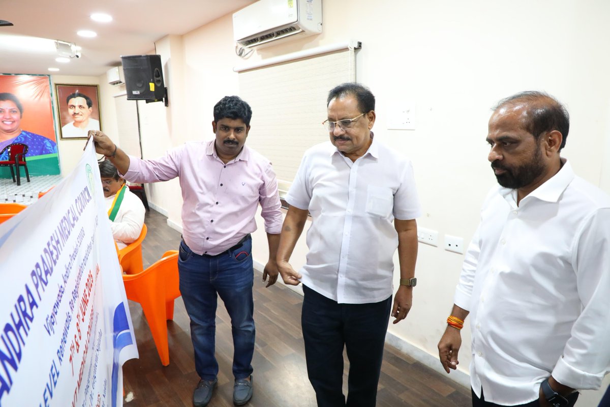satyakumar_y's tweet photo. రాష్ట్రంలోని వైద్యుల రిజిస్ట్రేషన్, రెన్యువల్, ఇతర సేవలకు సంబంధించి ఆంధ్రప్రదేశ్ వైద్య మండలి (APMC) రూపొందించిన బ్యానర్ విడుదల చేశాను. 13 ఉమ్మడి జిల్లా కేంద్రాల్లోనూ వైద్యుల నమోదు, గుర్తింపు నవీకరణకు ఏపీఎంసీ ప్రత్యేక కార్యక్రమాలు నిర్వహిస్తోంది. 

ఈ నెల 7, 8 తేదీల్లో విజయనగరంలో ఆ తర్వాత ప్రతి శని, ఆదివారాల్లో నిర్దేశించిన చోట్లా ఈ కార్యక్రమం జరుగుతుంది. దీనిని వైద్యులందరూ వినియోగించుకోవాలి. 
 
వైద్యసేవలు మెరుగయ్యేలా, వైద్యుల సౌకర్యార్థం ఈ కార్యక్రమాన్ని రూపొందించిన ఏపీఎంసీ చైర్మన్ డాక్టర్ దగుమాటి శ్రీహరిరావు గారికి, సభ్యులకు అభినందనలు. 

#APMedicalCouncil #DoctorsRegistration #HealthcareReforms