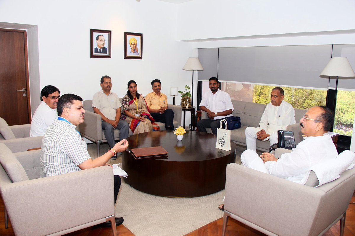 जीएसटीए के प्रतिनिधिमंडल ने शिक्षा मंत्री माननीय श्री आशीष सूद जी से सचिवालय में भेंट की जिसमें जीएसटीए चुनाव, पीएफसी सुधार, वार्षिक तबादले मे बदलाव,टैबलेट वह स्पोर्ट्स फंड का भुगतान सहित 25 बिंदुओं पर सार्थक चर्चा हुई। 
जल्द ही सकारात्मक परिणाम देखने को मिलेंगे।
- अजय वीर यादव