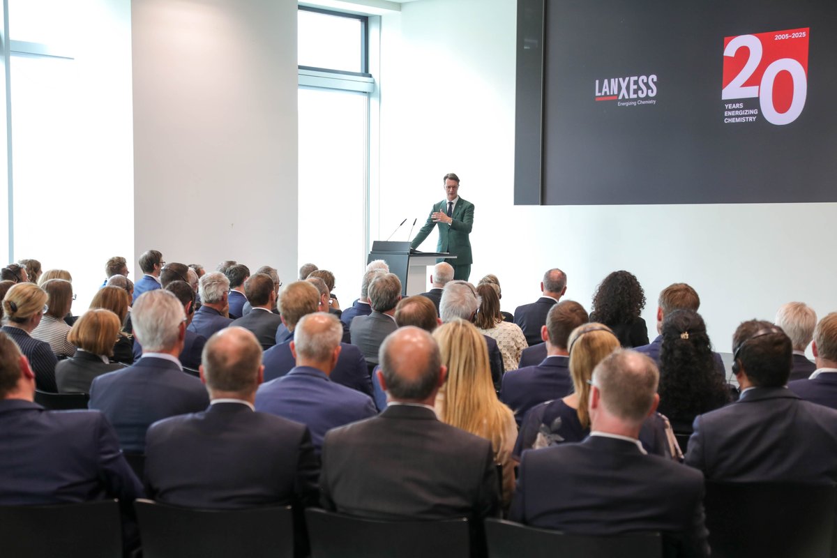 Gestern haben wir unser 20. Jubiläum gefeiert! 
Seit zwei Jahrzehnten füllen wir stolz unser Motto „Energizing Chemistry“ mit Leben. 
Wir freuen uns sehr, dass sogar <a href="/HendrikWuest/">Hendrik Wüst</a> zum Gratulieren in den LANXESS Tower nach Köln kam.
Auf die nächsten 20 Jahre voller Erfolge! 🎉