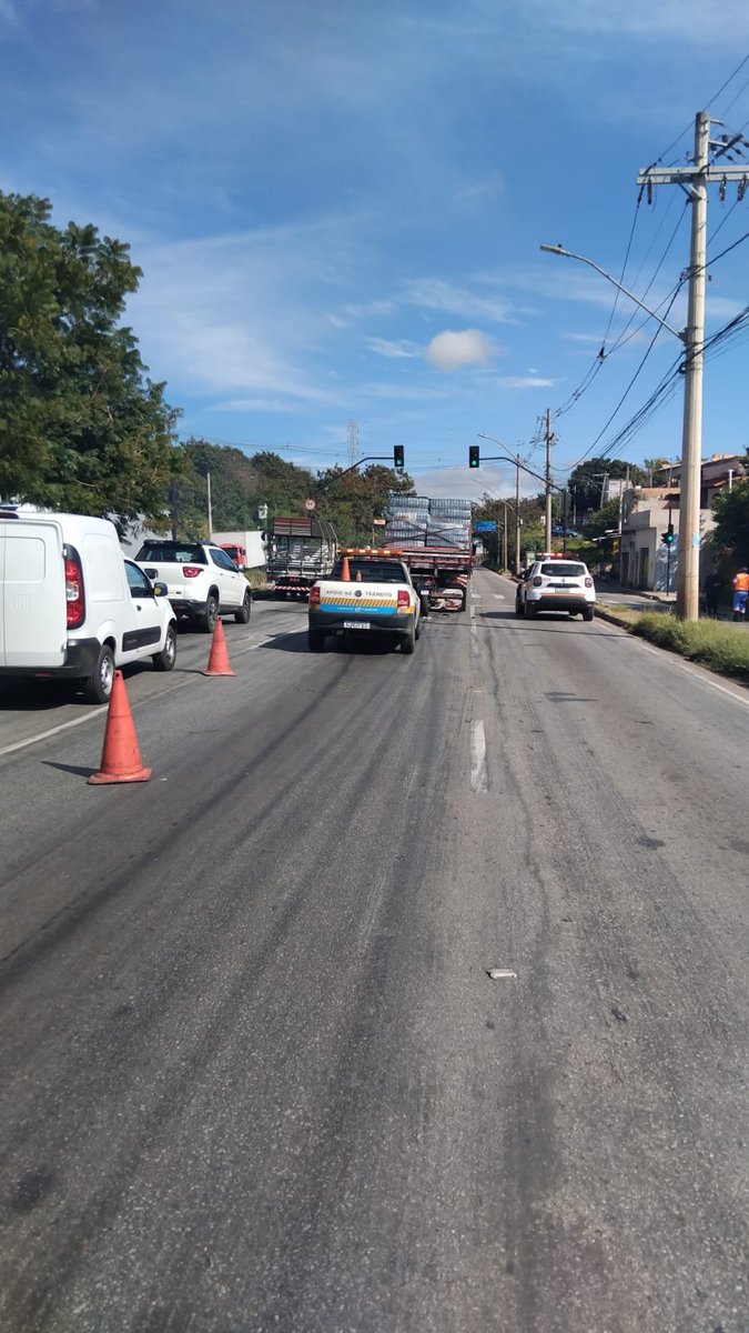 TransContagem's tweet photo. 10h30 - Apoio em sinistro moto x caminhão, na Via Expressa Francisco Cleuton Lopes, 12000, bairro Tropical, em direção a Betim.

🚨Transcon e PM no local
✅Vítima já socorrida pelo Samu
⚠️Aguarda-se a perícia da Polícia Civil
🚧Faixas direita e central interditadas https://t.co/t40TgeriFu