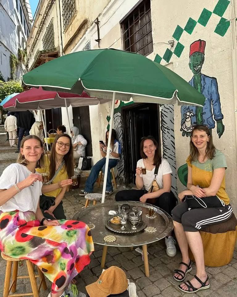 's tweet image. Des touristes suisses s’émerveillent du charme de la #Casbah historique au cœur d’#Alger, explorant la magie de ce joyau méditerranéen.
#Tourisme