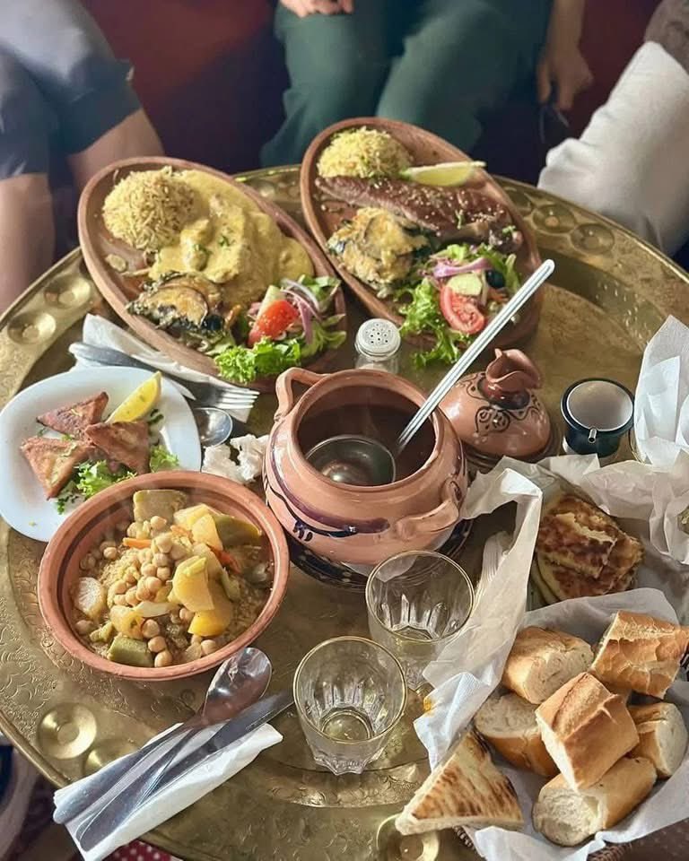 's tweet image. Des touristes suisses s’émerveillent du charme de la #Casbah historique au cœur d’#Alger, explorant la magie de ce joyau méditerranéen.
#Tourisme