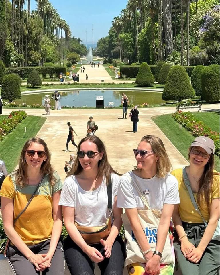 's tweet image. Des touristes suisses s’émerveillent du charme de la #Casbah historique au cœur d’#Alger, explorant la magie de ce joyau méditerranéen.
#Tourisme