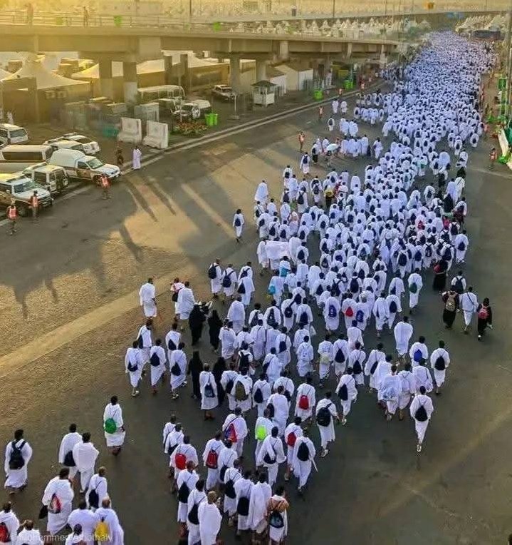 ذکر تھا آخری مہینے کا
تذکرہ چھڑ گیا مدینے کا

حاجیو مصطفیٰﷺ سے کہہ دینا
غم کے مارے سلام کہتے ہیں❤️