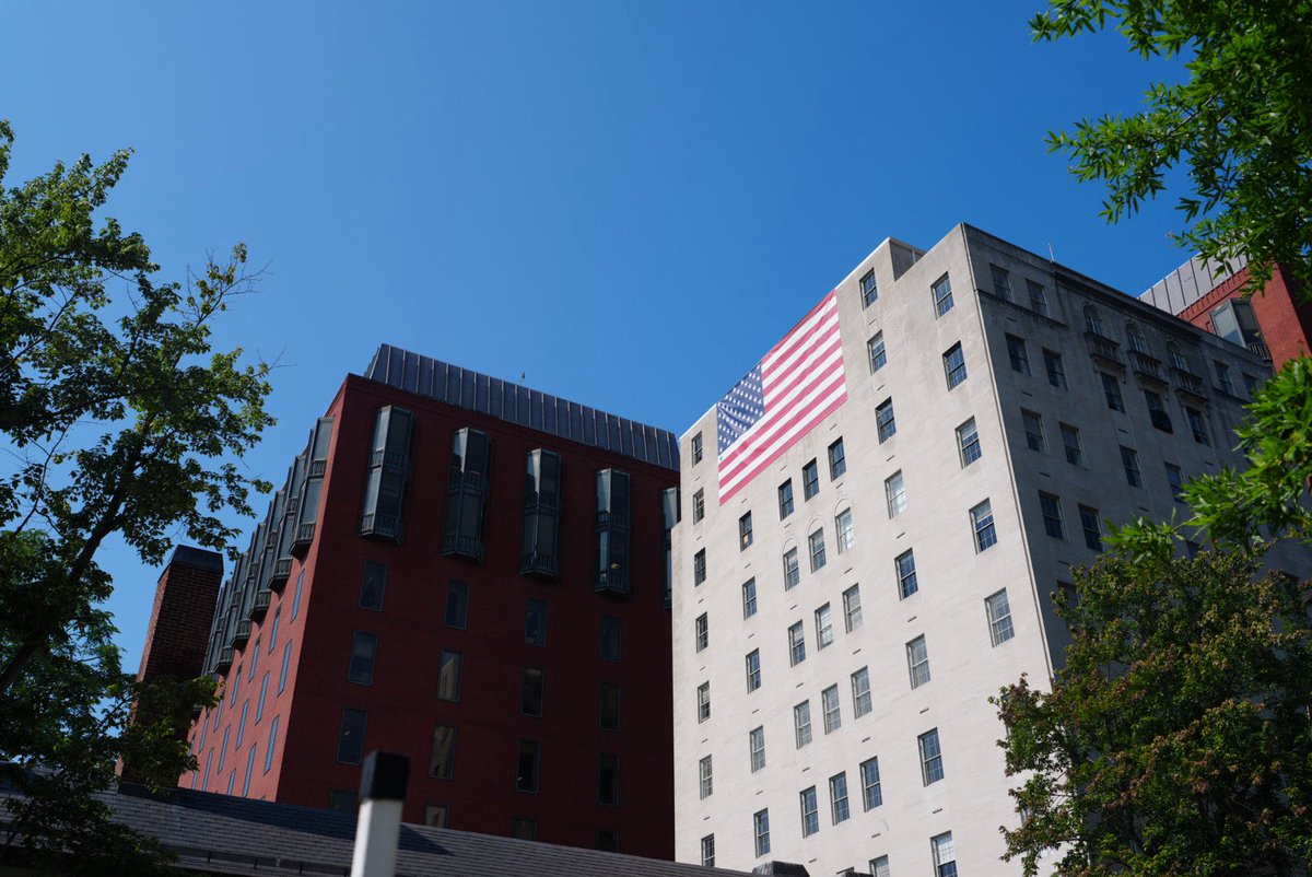 PenguinSix's tweet photo. A new flag has been spotted on a building near the White House and if you look closely, you’ll notice they added a 51st star reportedly for Greenland. https://t.co/f2If6pw1mz