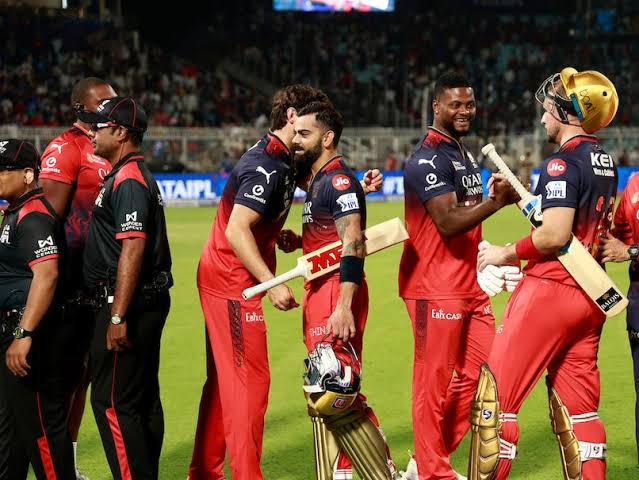 IPL चा अख्खा सिझन संपला. एकही मॅच मी बघितली नाही. ना त्याबाबतच्या गप्पा तासनतास चघळल्या. IPL वर वेळेची उधळण करण्याइतकी ना आवड आहे ना सवड.. 
-लोक IPL सारख्या केवळ करमणूक करणाऱ्या गोष्टींमध्ये इतके कसे रममाण होऊ शकतात की आपल्या भोवतालचा त्यांना विसर पडावा..?
-  आपल्या आयुष्यातील