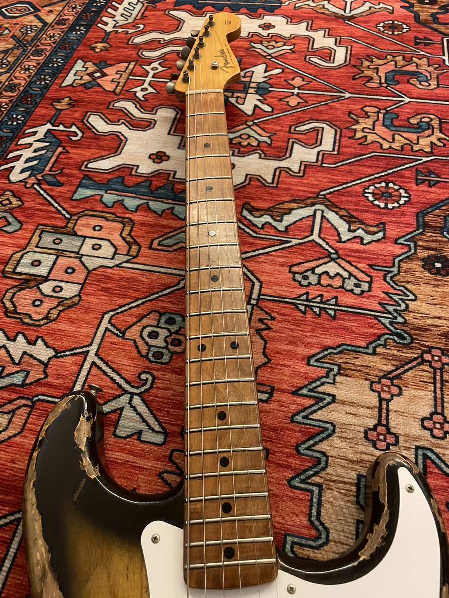 ICHIROaao's tweet photo. 1982年のJVネック、レリックアッシュボディ、リンディリアル54など、コダワリが詰まりまくっているためか、音もどこかビンテージっぽい。でもオリジナルのJVシリアルも弾いてみたいなあ…いいんだろなぁ https://t.co/UzlCHoN5hY