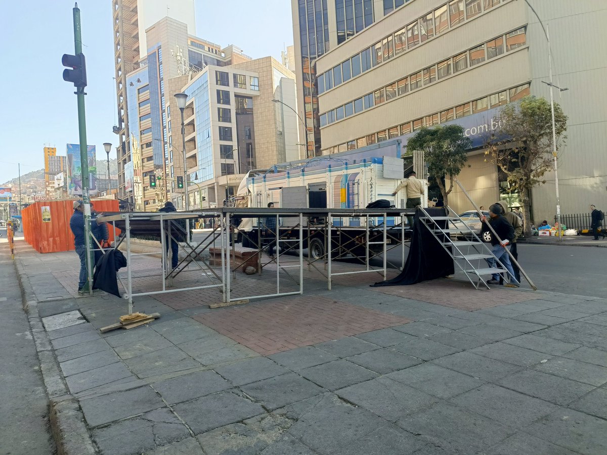 ArminCopa's tweet image. #deÚltimo
Arman una tarima frente a Tránsito de #LaPaz dónde se llevará a cabo un cabildo de los choferes para determinar nuevas medidas ante la falta de combustible y el incremento de precios de la canasta familiar.