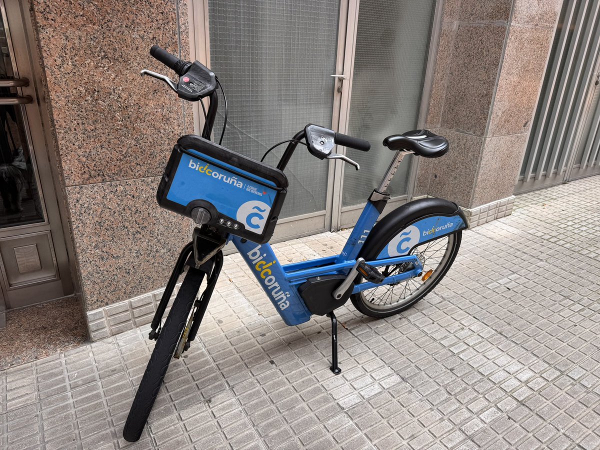 ismaelGC's tweet photo. @bicicoruna_gal esta bici lleva desde ayer por la tarde aparcada en los castros https://t.co/dnFun7Hhuc