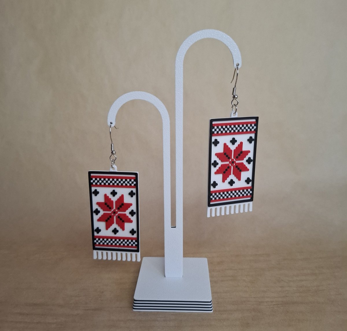 Кому сережки Рушники?
Які ж вони гарні, я кайфую.
Ціна на сьогодні 320 грн