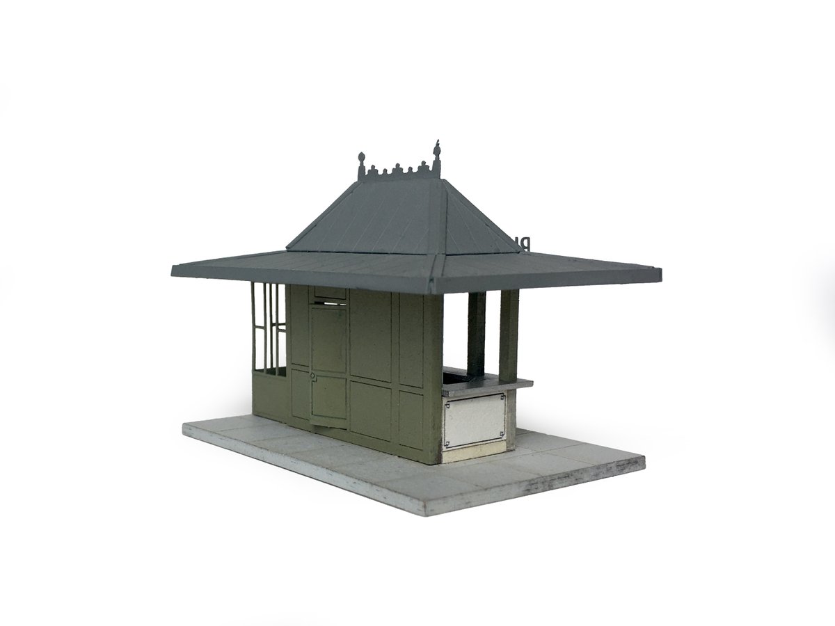 la buvette s’inspire de l'ancien 'pied-humide' de la place Jean Macé à Lyon. Ce petit modèle trouvera sa place aussi bien sur un coin de trottoir que dans un parc. Modèle à peindre et à monter en carton découpé au laser à l’échelle 1/87 disponible chez axelsbazar.com