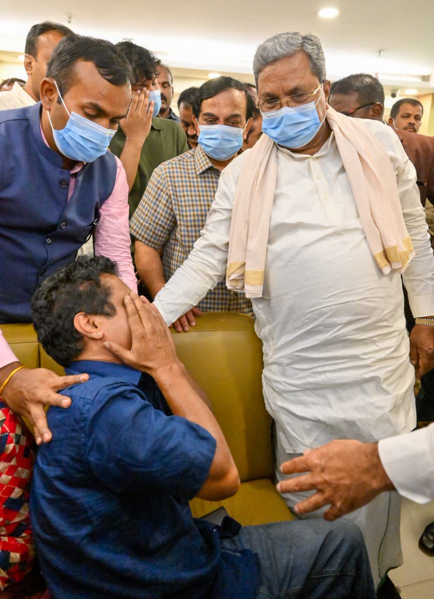 CM of Karnataka (@cmofkarnataka) on Twitter photo ಮುಖ್ಯಮಂತ್ರಿ <a href="/siddaramaiah/">Siddaramaiah</a> ಅವರು ಬೌರಿಂಗ್ ಹಾಗೂ ವೈದೇಹಿ ಆಸ್ಪತ್ರೆಗೆ ಭೇಟಿ ನೀಡಿ ಚಿನ್ನಸ್ವಾಮಿ ಕ್ರೀಡಾಂಗಣದ ಬಳಿ ಕಾಲ್ತುಳಿತಕ್ಕೆ ಸಿಲುಕಿ ಗಾಯಗೊಂಡವರ ಯೋಗಕ್ಷೇಮ ವಿಚಾರಿಸಿ, ಮೃತರ ಕುಟುಂಬದವರಿಗೆ ಸಾಂತ್ವನ ಹೇಳಿದರು. ಮುಖ್ಯಮಂತ್ರಿ <a href="/siddaramaiah/">Siddaramaiah</a> ಅವರು ಬೌರಿಂಗ್ ಹಾಗೂ ವೈದೇಹಿ ಆಸ್ಪತ್ರೆಗೆ ಭೇಟಿ ನೀಡಿ ಚಿನ್ನಸ್ವಾಮಿ ಕ್ರೀಡಾಂಗಣದ ಬಳಿ ಕಾಲ್ತುಳಿತಕ್ಕೆ ಸಿಲುಕಿ ಗಾಯಗೊಂಡವರ ಯೋಗಕ್ಷೇಮ ವಿಚಾರಿಸಿ, ಮೃತರ ಕುಟುಂಬದವರಿಗೆ ಸಾಂತ್ವನ ಹೇಳಿದರು.