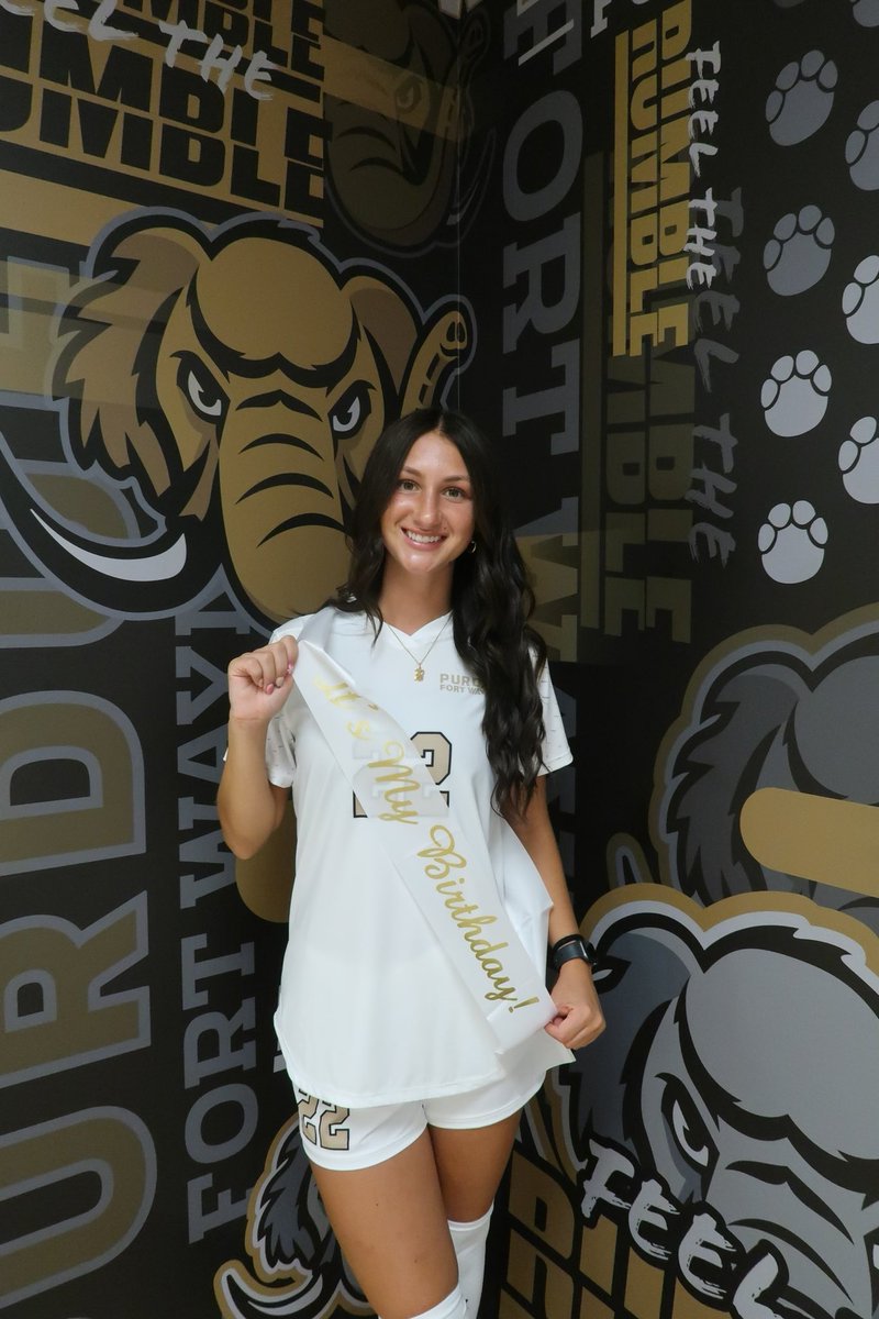 MastodonWSoccer's tweet image. Happiest of birthdays to recent graduate Bella Reitano 🎂🎁🎉 We hope you have the best day!!!