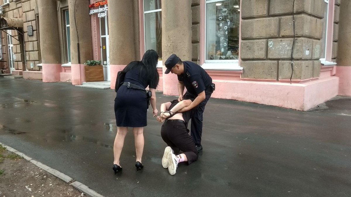 TWMCLtd's tweet photo. And so it goes on...
The Fascists have arrested another official from the nowadays almost non-existent political opposition parties.
Sergey Gendin, press secretary of the regional Yabloko party, was cuffed & carted off in Saratov, without a reason given.
#RussiaIsAFascistState https://t.co/aFoiCVjt1t