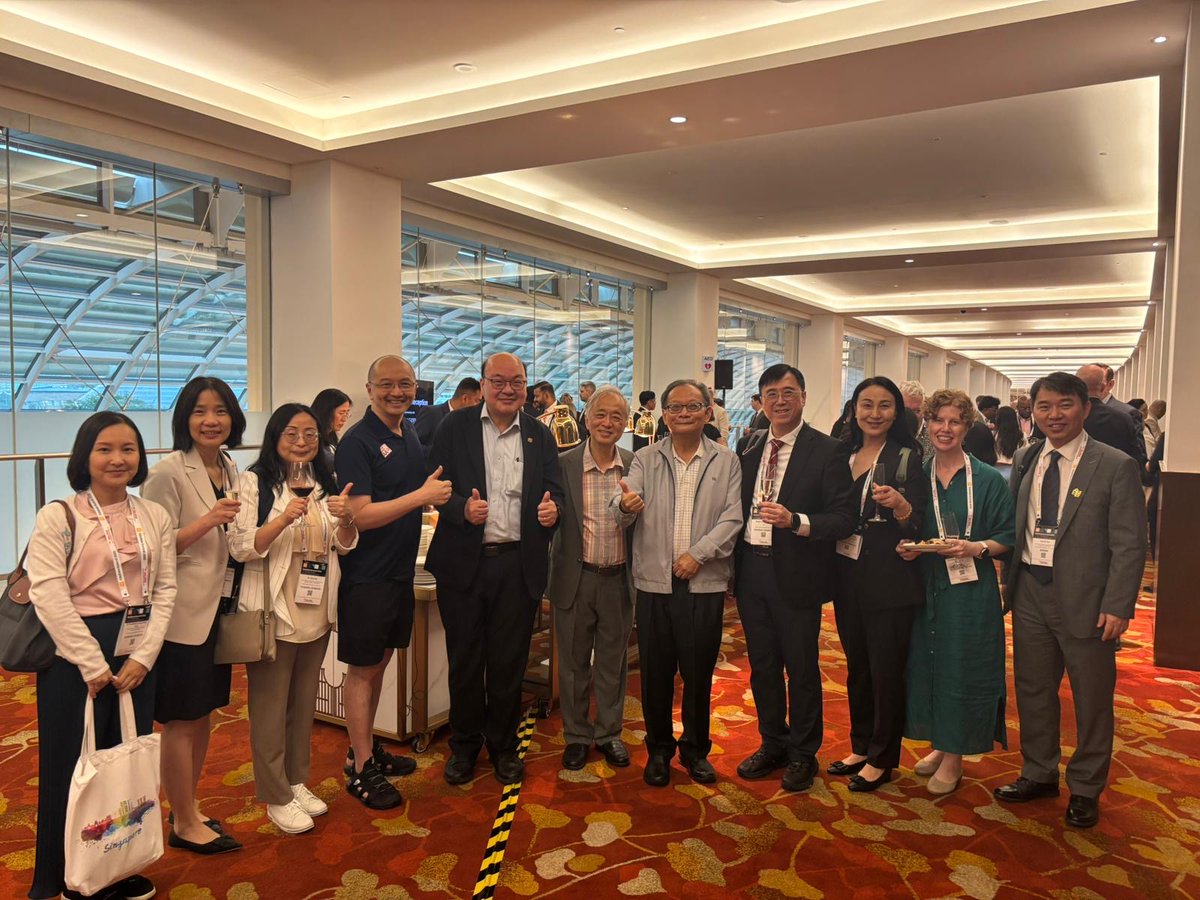 Honored to chair the roundtable discussion, “Data-Driven Precision: Using Analytics to Strengthen Educational Assessment,” at the QS EduData Summit 2025 in Singapore, with an outstanding panel — Prof. Chee-Kit Looi, Prof. M. Iqbal Saripan, Dr. Lim Fun Siong, and Dr. Chew Lee Teo.