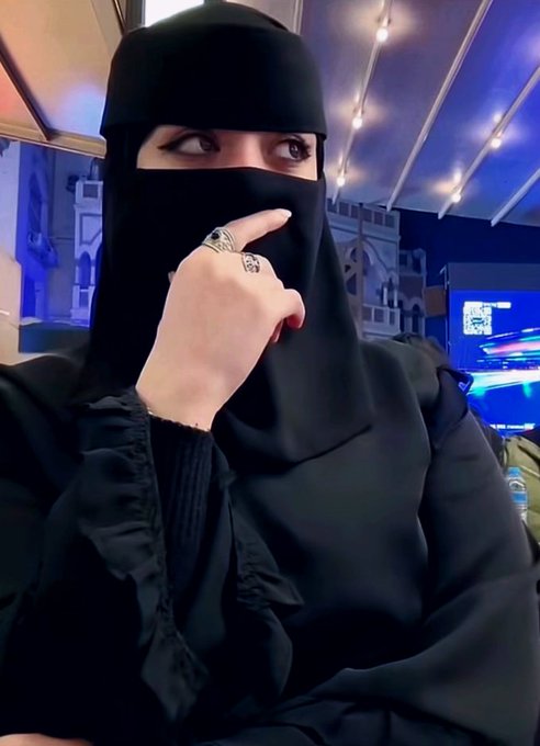 يقال إن عشق الاربعينيه يغنيك عن طابور من المراهقات ؟!😇
مع ✔️ او ضد ❌