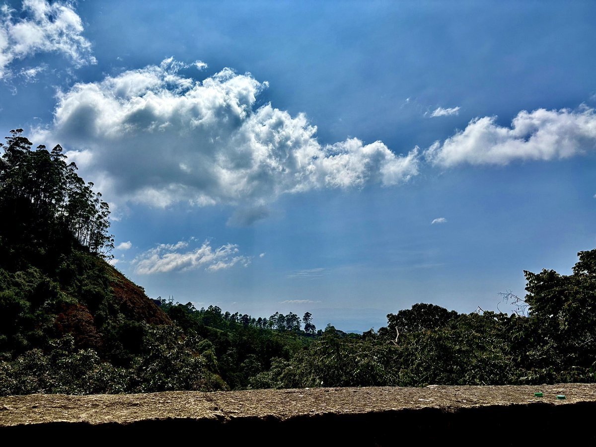 #skyフレンド募集 #clouds #streetphotography #iphonephotography #photopoetry #PhotographyIsArt #mountains #hillstation #afternoon