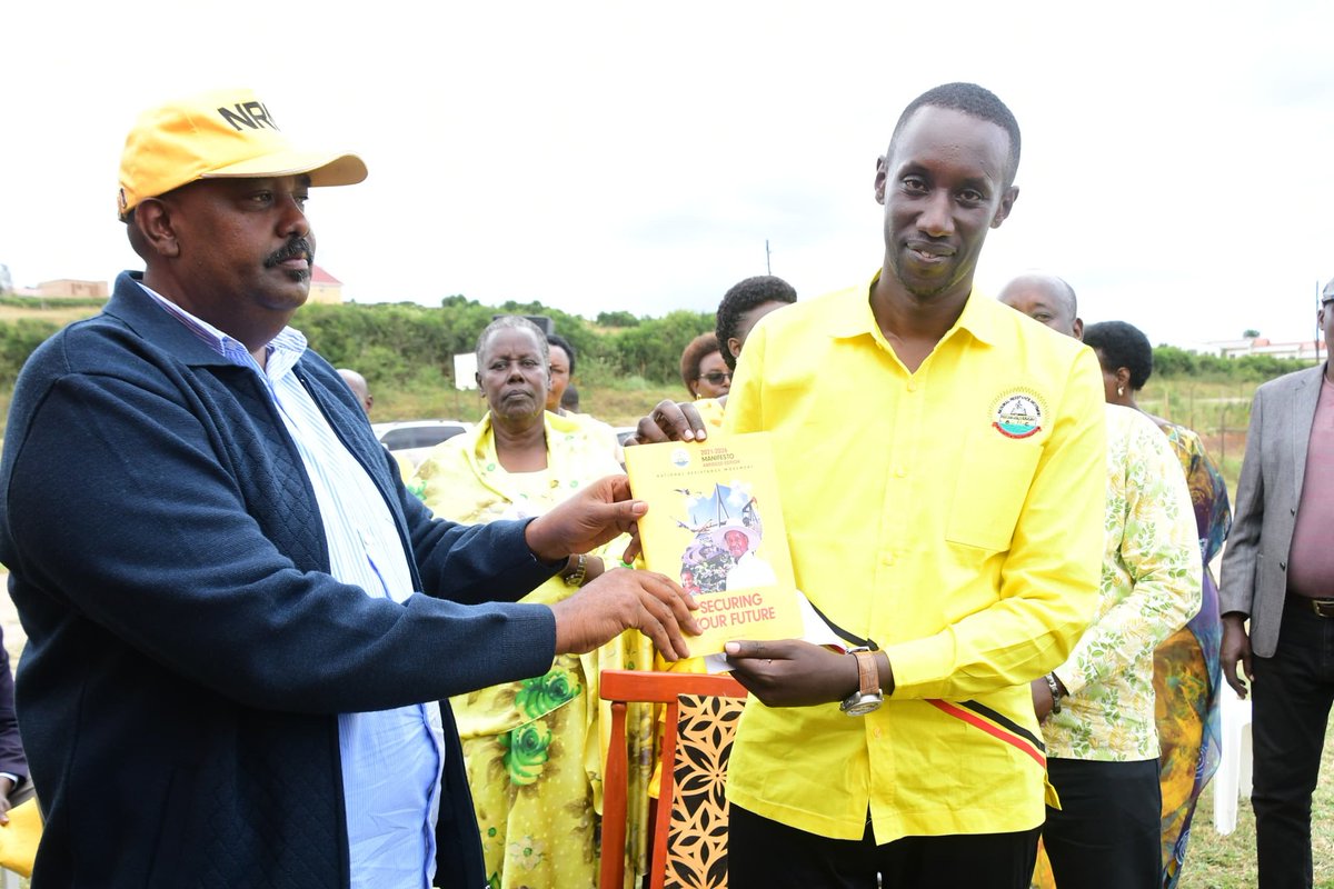 Mukago D Rutetebya (@rmukago) on Twitter photo Today, I had the opportunity to witness the official handover of <a href="/NRMOnline/">NRM Party</a> Kiruhura District Executive as <a href="/KagutaNzeire/">𝐍𝐳𝐚𝐢𝐫𝐞 𝐒𝐞𝐝𝐫𝐚𝐜𝐤 𝐊𝐚𝐠𝐮𝐭𝐚</a> handed over to <a href="/mnkesiga14/">Nkesiga M.Kamiisi</a> and their respective teams. <a href="/KagutaMuseveni/">Yoweri K Museveni</a> <a href="/TodwongR/">Todwong Richard</a> <a href="/JanetMuseveni/">Janet K Museveni</a> Today, I had the opportunity to witness the official handover of <a href="/NRMOnline/">NRM Party</a> Kiruhura District Executive as <a href="/KagutaNzeire/">𝐍𝐳𝐚𝐢𝐫𝐞 𝐒𝐞𝐝𝐫𝐚𝐜𝐤 𝐊𝐚𝐠𝐮𝐭𝐚</a> handed over to <a href="/mnkesiga14/">Nkesiga M.Kamiisi</a> and their respective teams. <a href="/KagutaMuseveni/">Yoweri K Museveni</a> <a href="/TodwongR/">Todwong Richard</a> <a href="/JanetMuseveni/">Janet K Museveni</a>