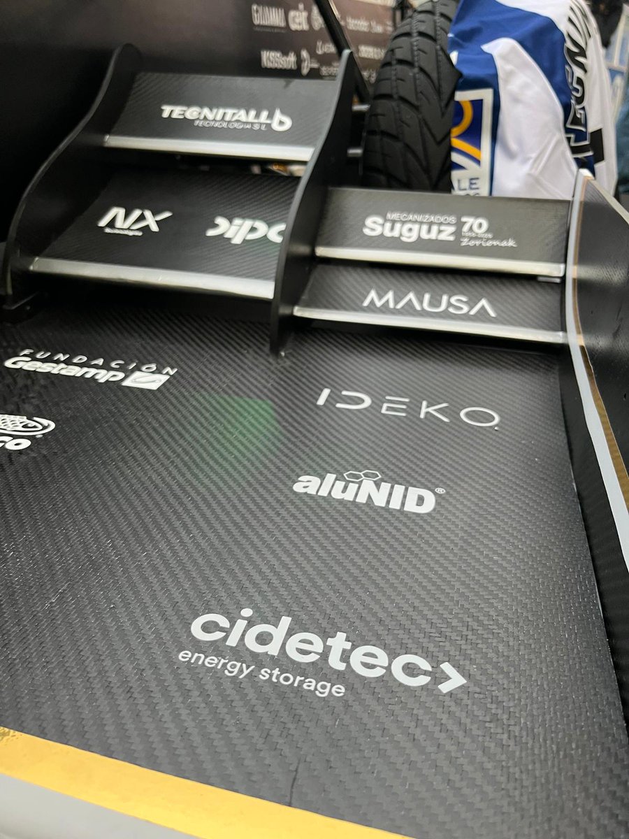CIDETEC_'s tweet image. 🏎️🏁#CidetecEnergyStorage participó en la presentación del nuevo coche de @TecnuneRacing.

En CIDETEC estamos orgullosos de ser patrocinadores de esta escudería que combina talento, innovación y pasión por la ingeniería.

💪ZORTE ON ETA AUPA TXIKI!

 #GreenFuture #CIDETEC