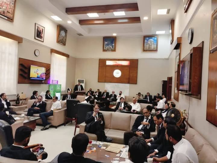 لاہور:
سپریم کورٹ رجسٹری لاہور میں جمعیۃ لائرز فورم پنجاب کے ذمہ داران کا اہم اجلاس 
جنرل سیکرٹری جے یو آئی پنجاب حافظ نصیر احمد احرار کی  شرکت و خطاب

قائد جمعیۃ مولانا فضل الرحمان کی قیادت پر اعتماد کا اظہار اور ملک و قوم اور اسلام کے لئے ان کی خدمات پر خراج تحسین پیش کیا گیا