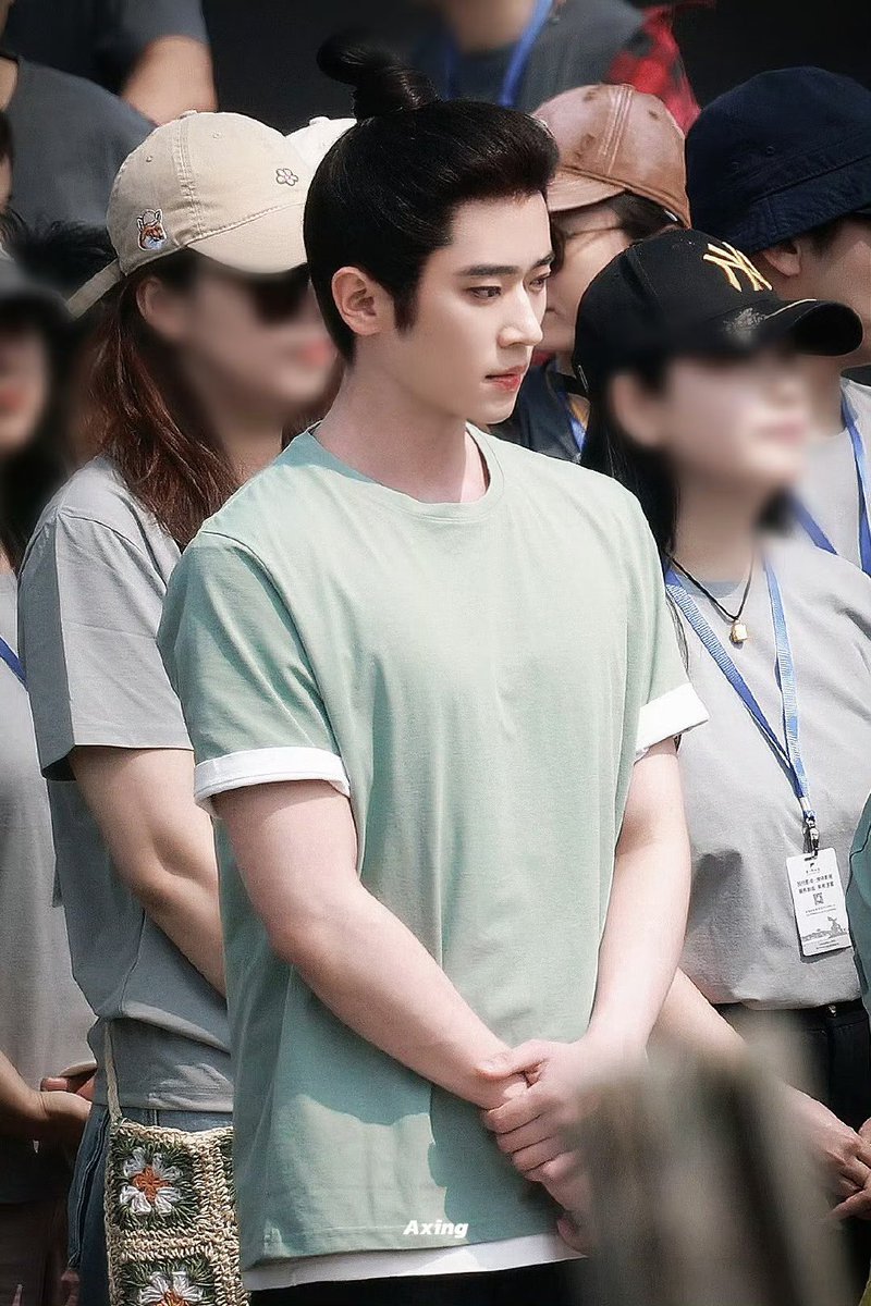 어떤 남자 팔뚝만 보여